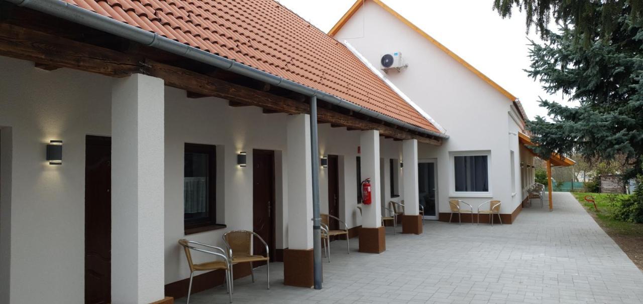 Czermann Holiday Inn Oroszlány Esterno foto