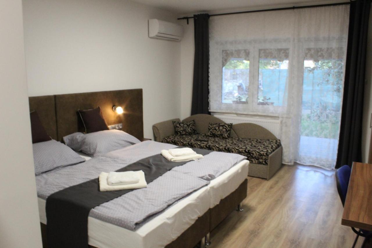 Czermann Holiday Inn Oroszlány Esterno foto