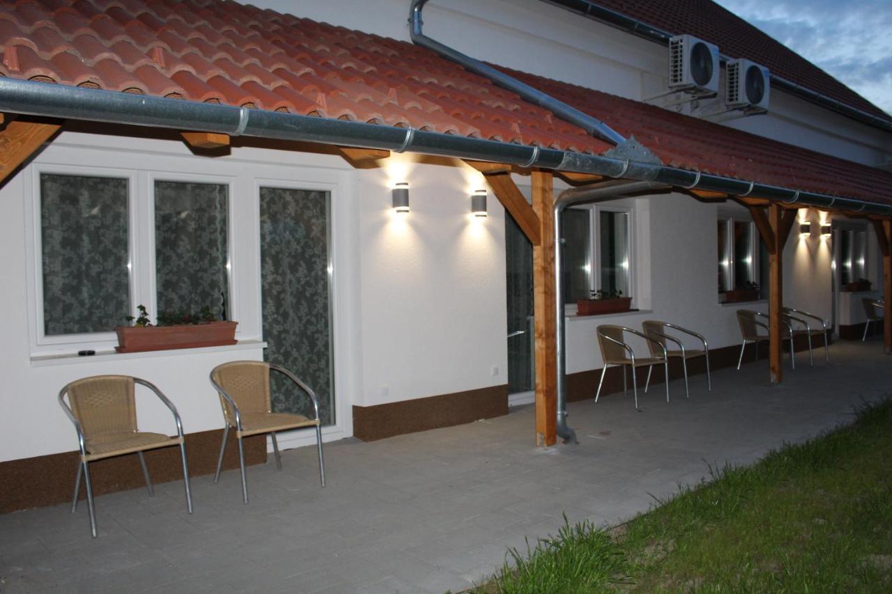 Czermann Holiday Inn Oroszlány Esterno foto