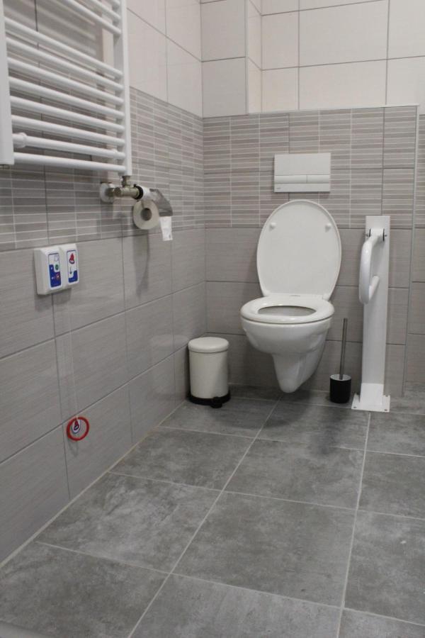 Czermann Holiday Inn Oroszlány Esterno foto
