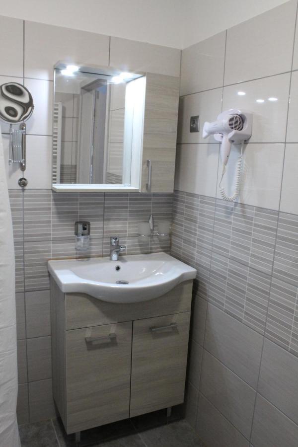 Czermann Holiday Inn Oroszlány Esterno foto