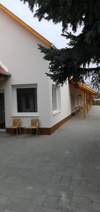 Czermann Holiday Inn Oroszlány Esterno foto