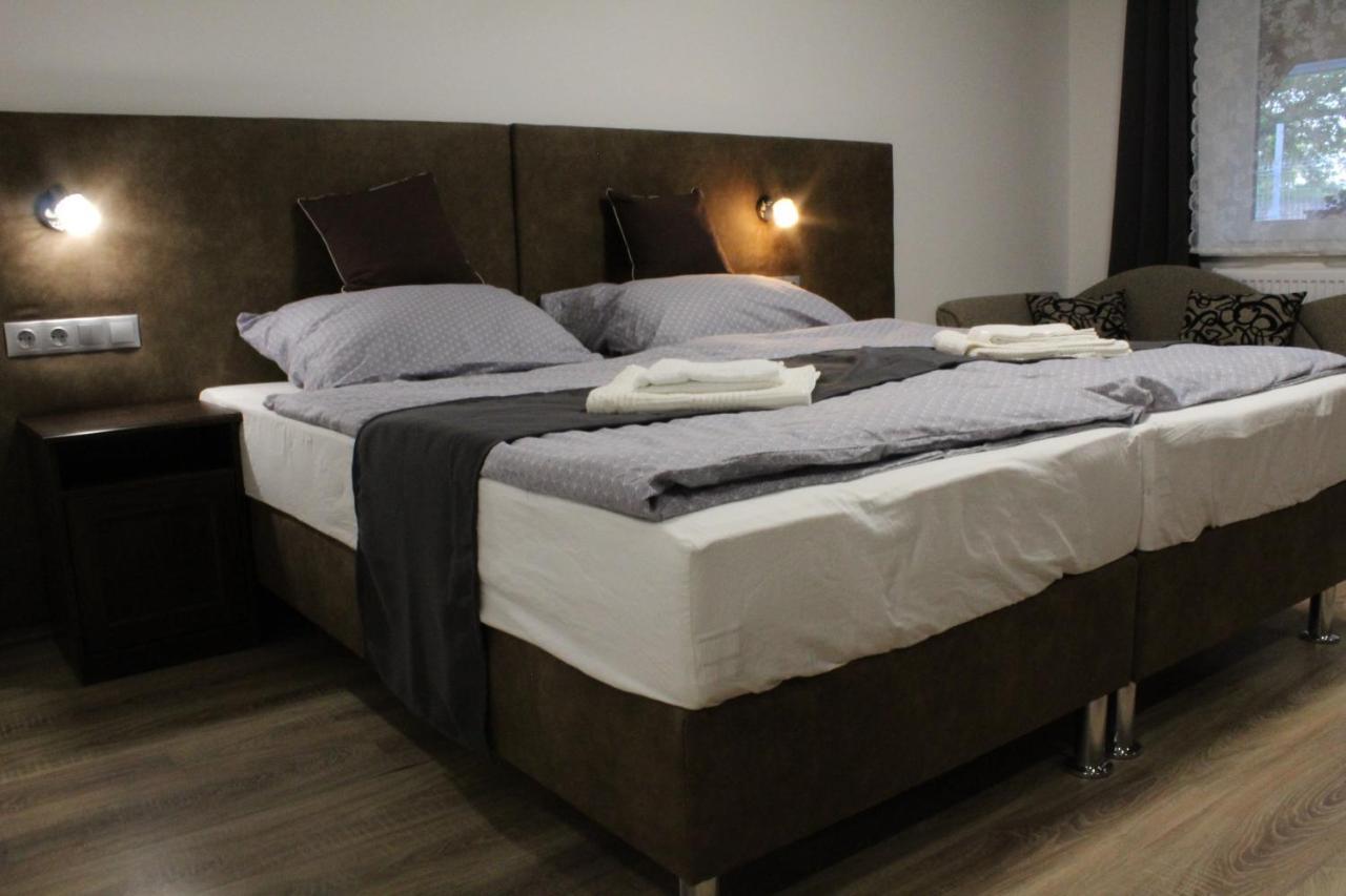 Czermann Holiday Inn Oroszlány Esterno foto