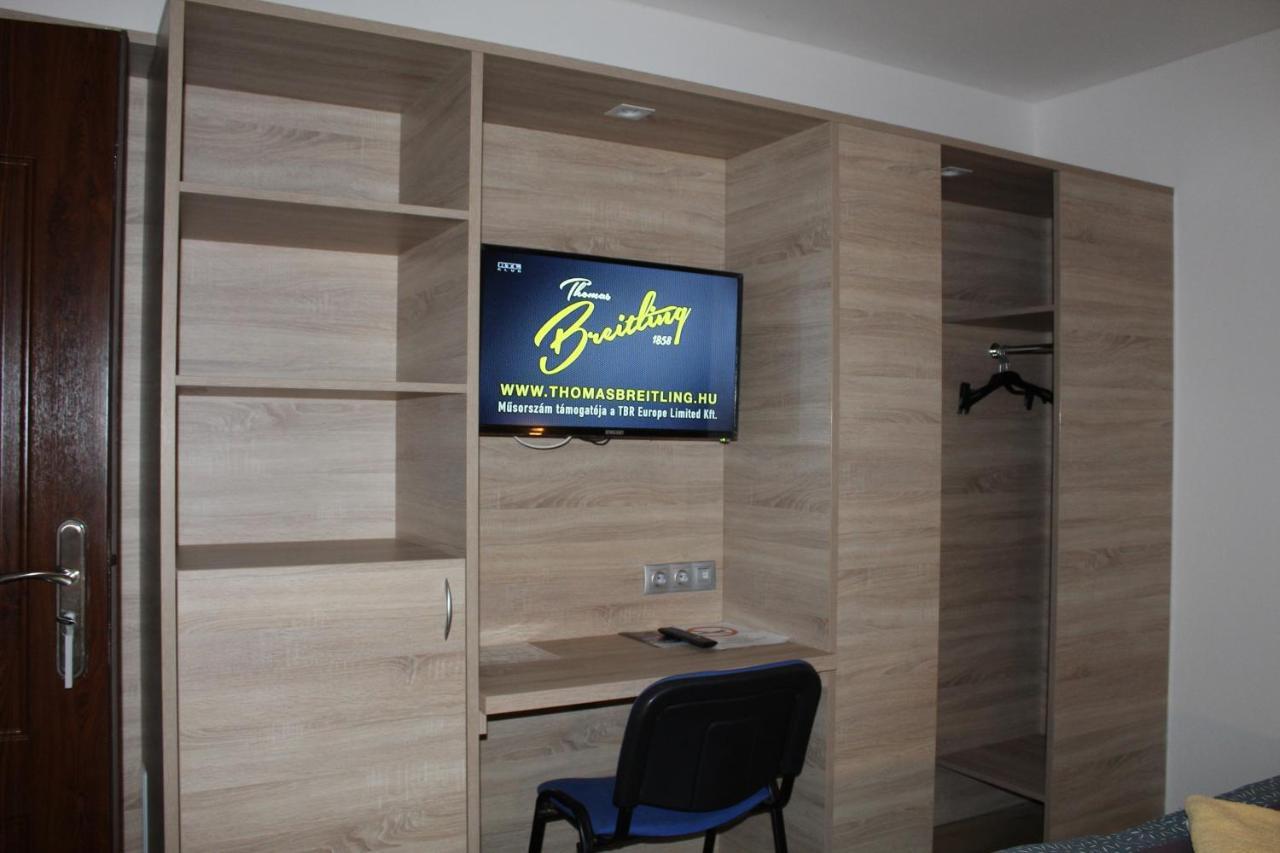 Czermann Holiday Inn Oroszlány Esterno foto