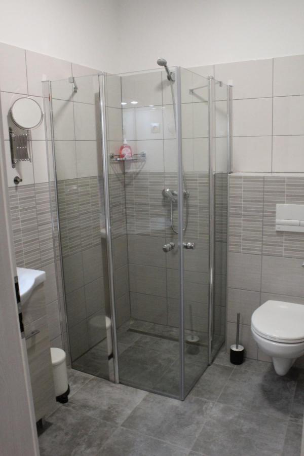 Czermann Holiday Inn Oroszlány Esterno foto