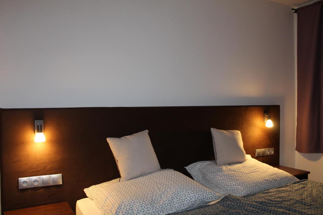 Czermann Holiday Inn Oroszlány Esterno foto