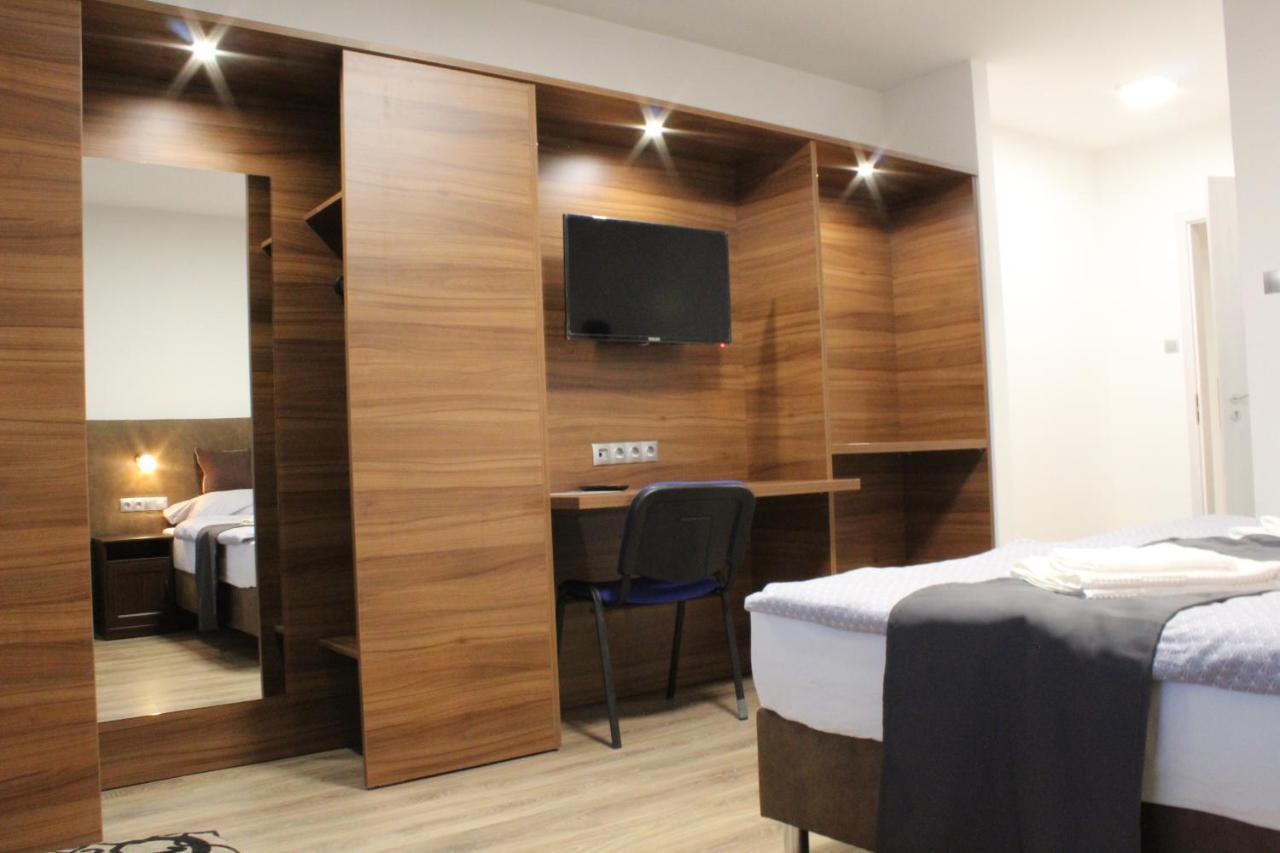 Czermann Holiday Inn Oroszlány Esterno foto