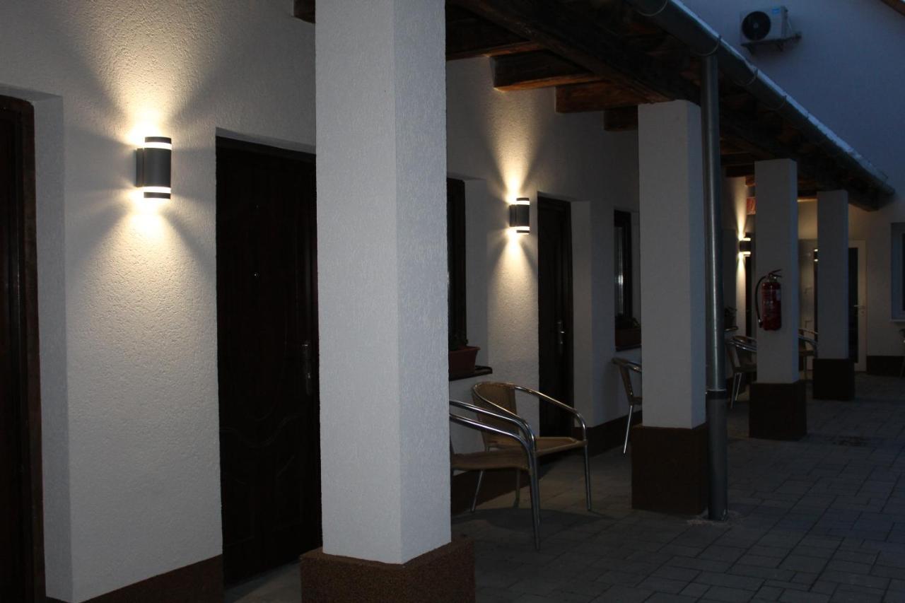 Czermann Holiday Inn Oroszlány Esterno foto