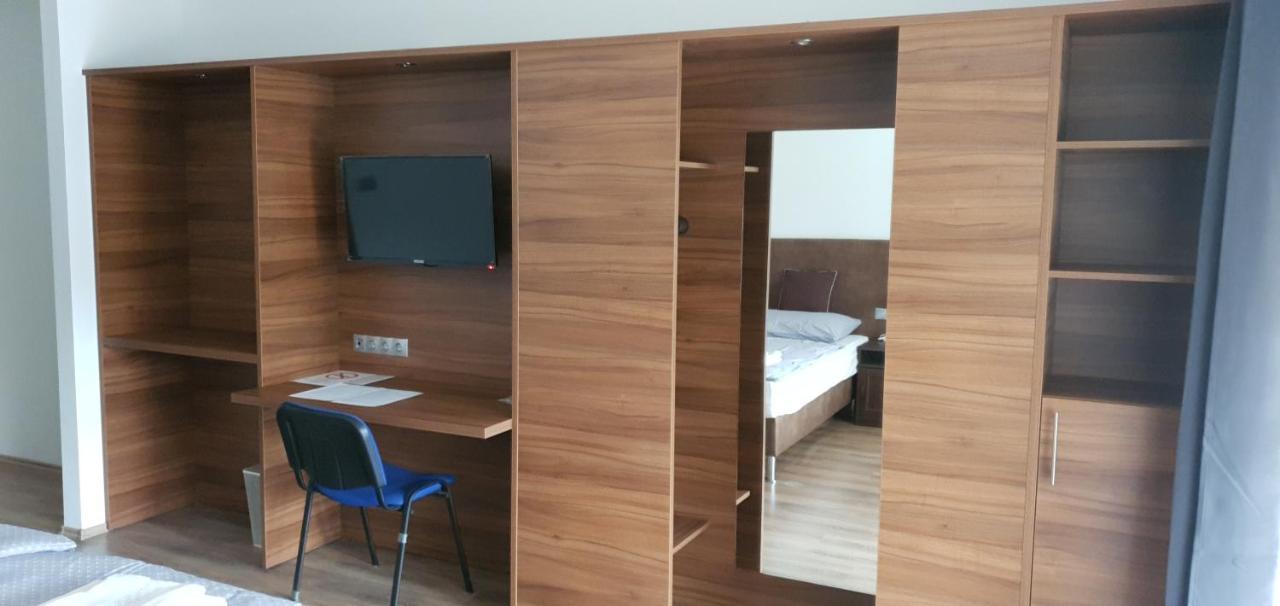 Czermann Holiday Inn Oroszlány Esterno foto